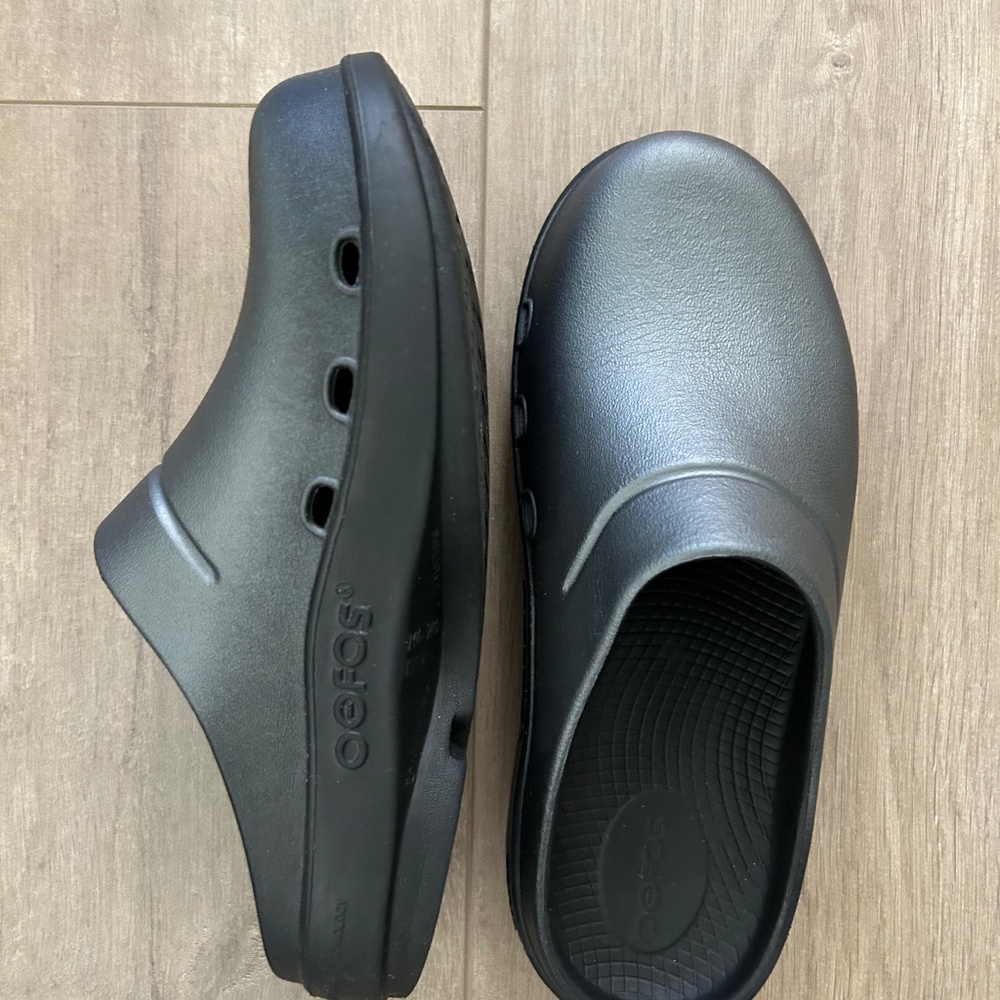OOFOS Clog Comfort Slip Ons Grey Women's Size 6 US Men’s 4 Like New